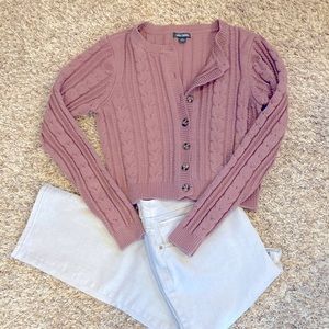 Cropped cable knit sweater. Size M